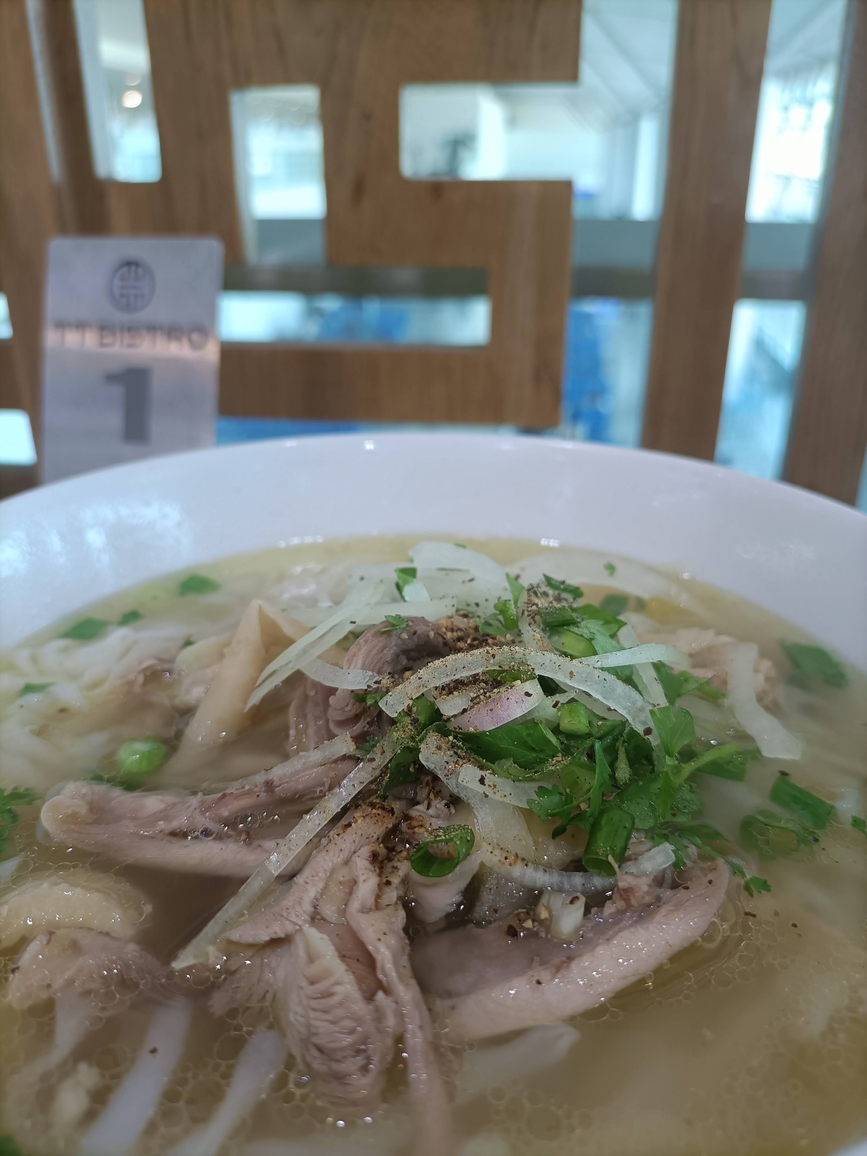 VND 200,000 Pho at Tan Son Nhat Airport